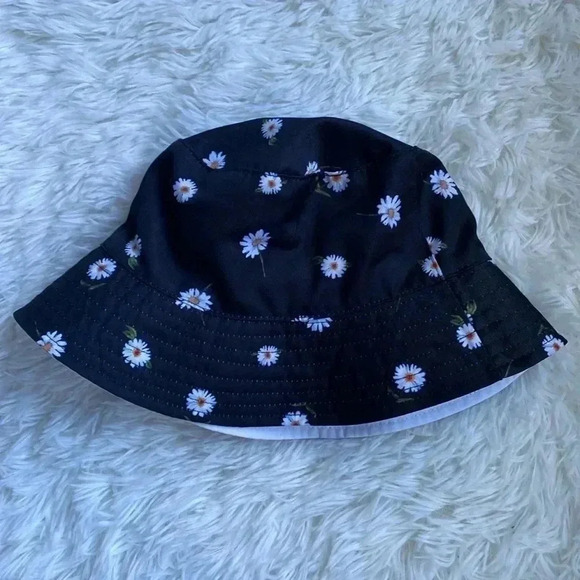 Alice + Olivia Other - Alice + Olivia Daisy Bucket Hat